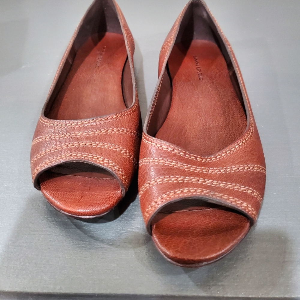 Brown Leather open toe flats Banana Republic 6.5